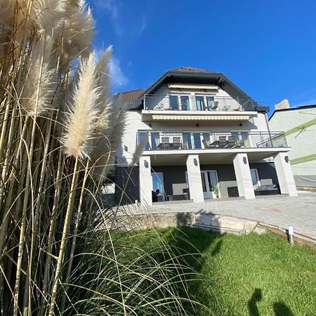 Balkon Apartmanhaz Panzio 巴拉顿菲赖德 外观 照片