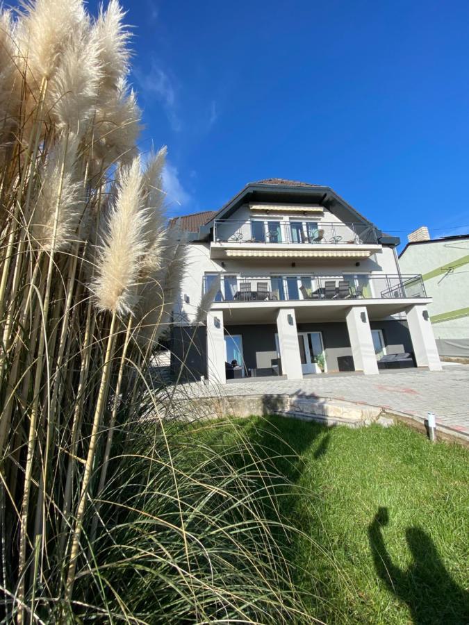 Balkon Apartmanhaz Panzio 巴拉顿菲赖德 外观 照片
