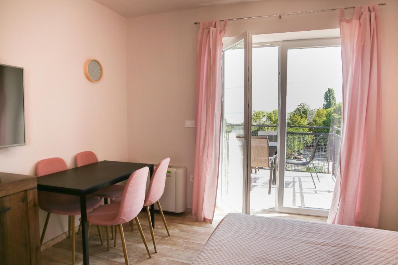 Balkon Apartmanhaz Panzio 巴拉顿菲赖德 外观 照片