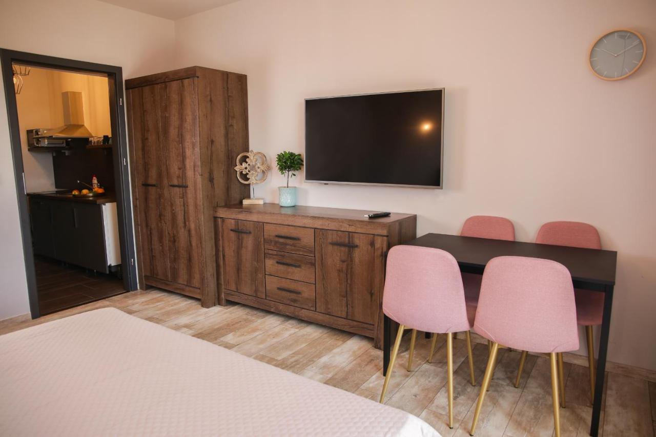 Balkon Apartmanhaz Panzio 巴拉顿菲赖德 外观 照片