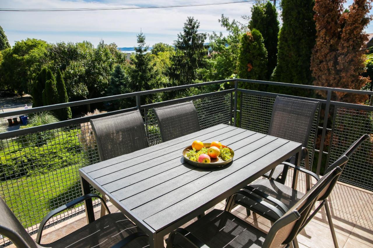 Balkon Apartmanhaz Panzio 巴拉顿菲赖德 外观 照片