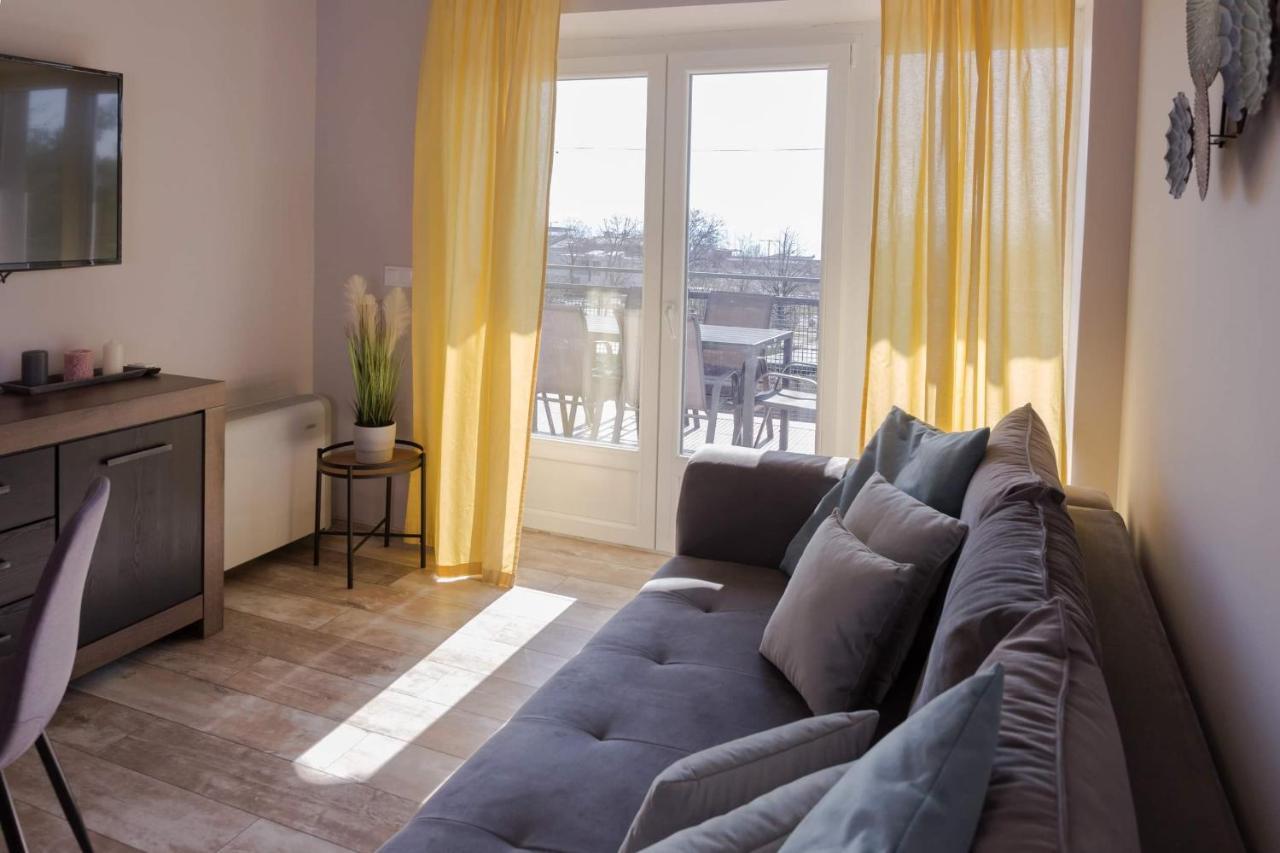 Balkon Apartmanhaz Panzio 巴拉顿菲赖德 外观 照片