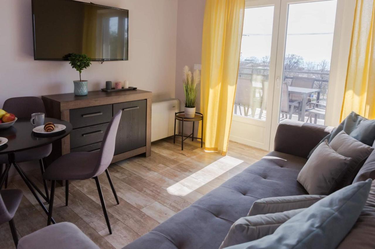 Balkon Apartmanhaz Panzio 巴拉顿菲赖德 外观 照片
